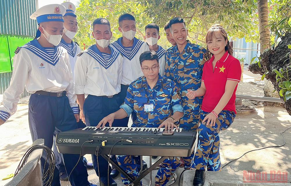 Nhạc công và ca sĩ Đoàn Văn công Hải quân tập ghép nhạc trước buổi giao lưu với chiến sĩ trên đảo Nam Yết. Đoàn công tác số 10 hoàn thành chuyến thăm, làm việc tại quần đảo Trường Sa -0
