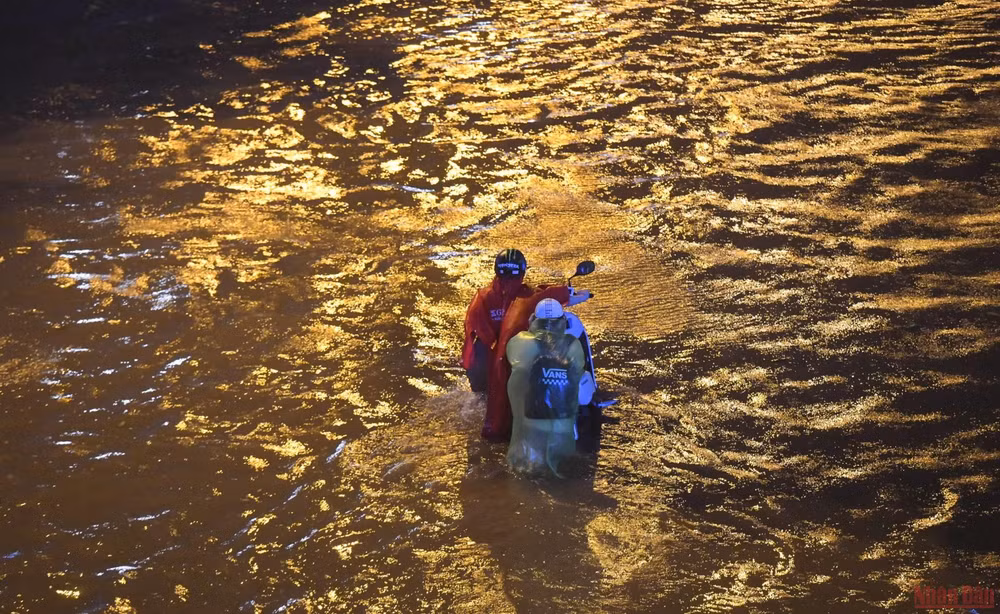 Hình ảnh nhiều tuyến phố ở Hà Nội ngập, ùn tắc do mưa lớn -4