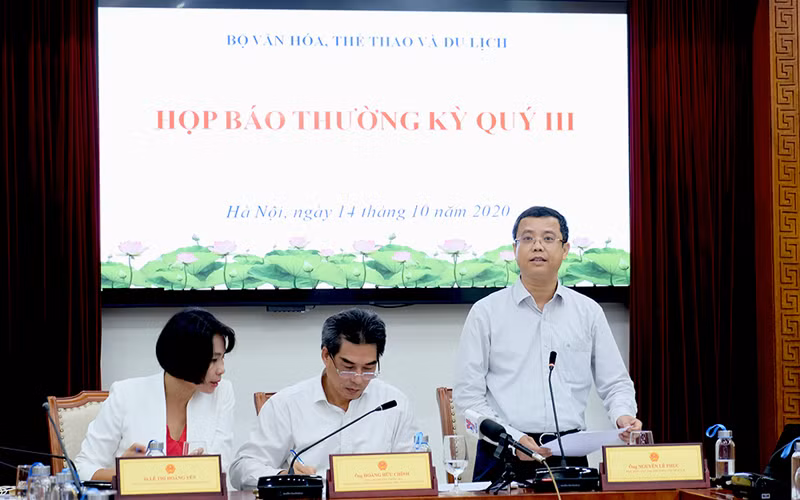 Phó Tổng cục trưởng TCDL Nguyễn Lê Phúc thông tin tại cuộc họp báo. (Ảnh" TCDL) 