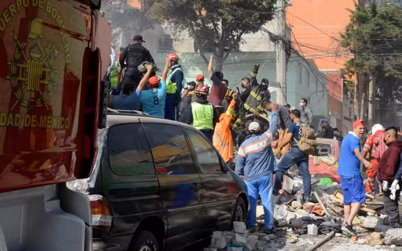 Lực lượng chức năng cứu hộ người bị nạn tại hiện trường. (Ảnh: meczyki.net)