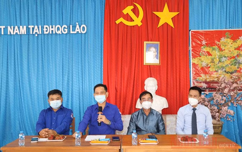 Đồng chí Souliya Keophilavong (thứ 2 từ trái sang) khẳng định, tuổi trẻ hai nước Lào - Việt Nam sẽ tiếp tục đoàn kết, hợp tác chặt chẽ hơn nữa.