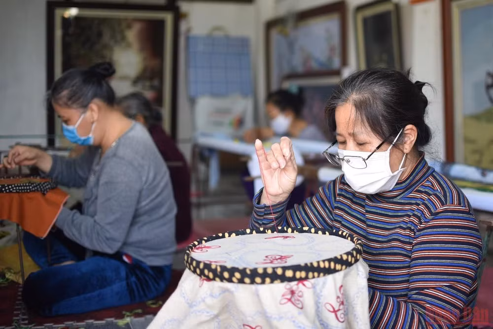 Những bông hồng trong xưởng thêu không định kiến -0