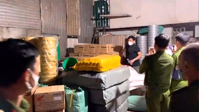 Lực lượng công an tạm giữ nhiều thùng hàng chứa nhớt giả.