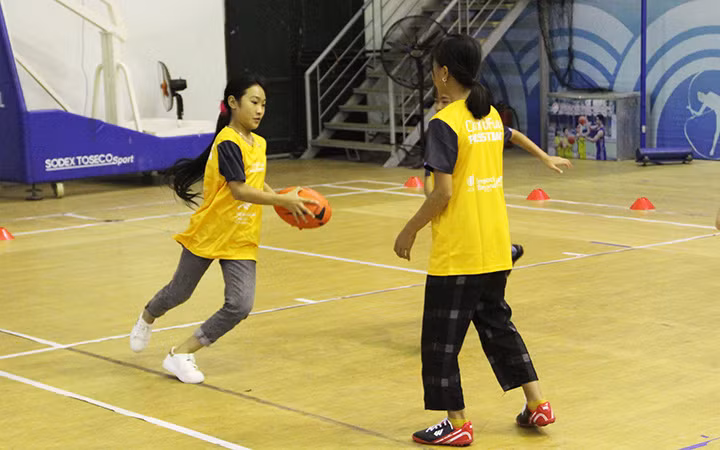 Hơn 11,5 nghìn bạn trẻ có cơ hội tiếp xúc với bóng bầu dục -0