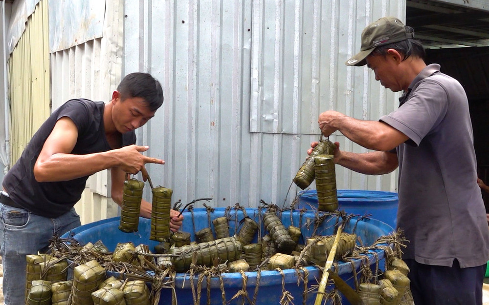 Vớt bánh tét. Người dân Sóc Trăng gói bánh tét gửi tặng vùng lũ -0