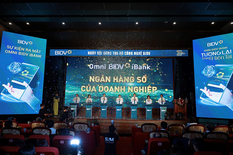 Đại diện Ban Lãnh đạo BIDV tại Sự kiện ra mắt Omni BIDV iBank. Omni BIDV iBank - Trải nghiệm ngân hàng số vượt trội cho khách hàng tổ chức -0