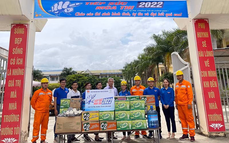 Đoàn thanh niên Công ty Điện Lực Điện Biên hỗ trợ vật phẩm cho các thí sinh tham gia kì thi tốt nghiệp Trung học phổ thông.