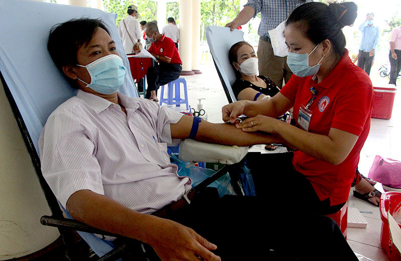 Người dân tham gia hiến máu nhân đạo. Hậu Giang phát động Tháng nhân đạo năm 2022 -0