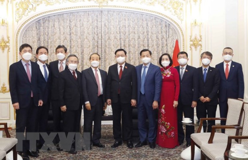 Chủ tịch Quốc hội Vương Đình Huệ với ông Lý Huân và đại diện dòng họ Lý tại buổi tiếp. (Ảnh: Doãn Tấn/TTXVN) Những nhịp cầu thúc đẩy giao lưu nhân dân hai nước Việt-Hàn -0