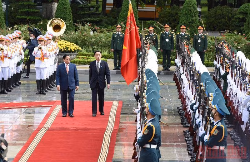 Thủ tướng Phạm Minh Chính và Thủ tướng Nhật Bản Kishida Fumio duyệt đội Danh dự Quân đội nhân dân Việt Nam.