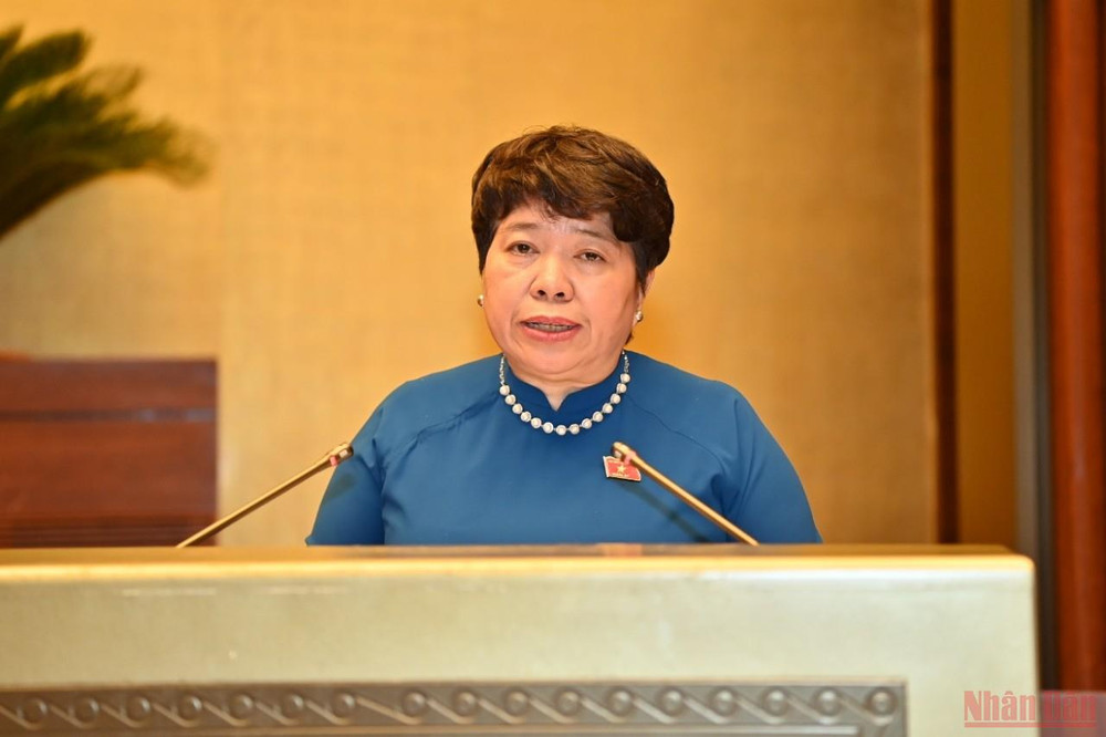 Chủ nhiệm Ủy ban Xã hội của Quốc hội Nguyễn Thúy Anh trình bày Báo cáo thẩm tra dự án Luật Khám bệnh, chữa bệnh (sửa đổi). (Ảnh: KHOA NGUYÊN) Lấy người dân làm trung tâm trong khám, chữa bệnh -0