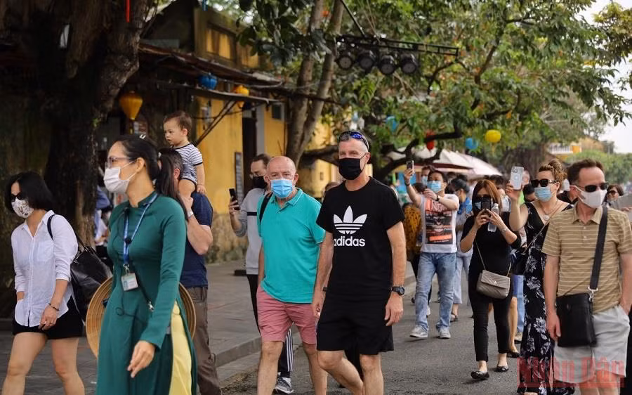 Du khách quốc tế tham quan Hội An, Quảng Nam. (Ảnh: DUY HẬU)