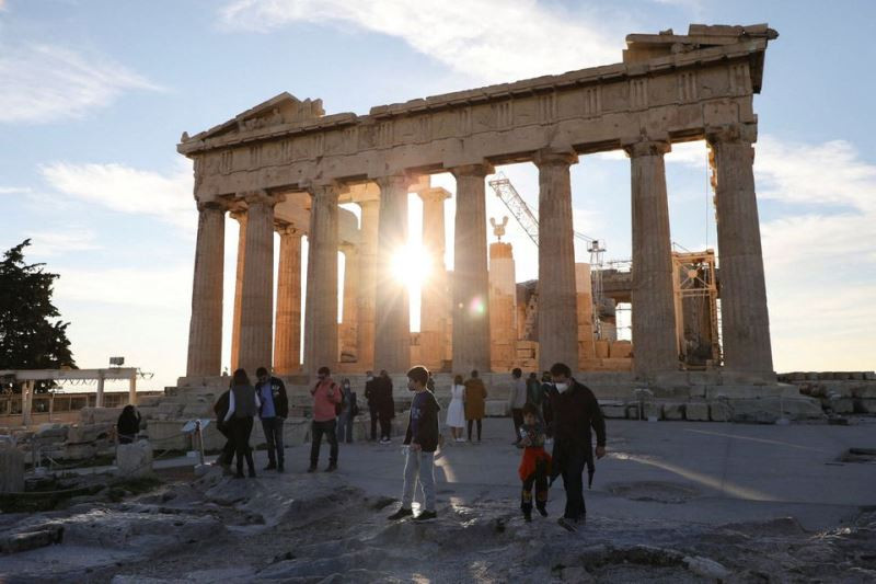 Du khách đeo khẩu trang thăm đền cổ Parthenon trên đỉnh đồi Acropolis ở Athens, Hy Lạp, ngày 4/1/2022. (Ảnh: REUTERS) Dịch Covid-19 tiếp tục diễn biến phức tạp ở Mỹ và châu Âu -0