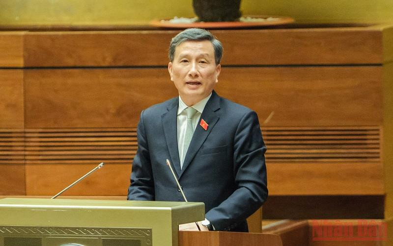 Chủ nhiệm Ủy ban Khoa học, Công nghệ và Môi trường của Quốc hội Lê Quang Huy trình bày Báo cáo thẩm tra. (Ảnh: LINH NGUYÊN) Cân đối, bố trí nguồn vốn thích hợp để hoàn thành thông tuyến đường Hồ Chí Minh trong giai đoạn 2021-2025 -0