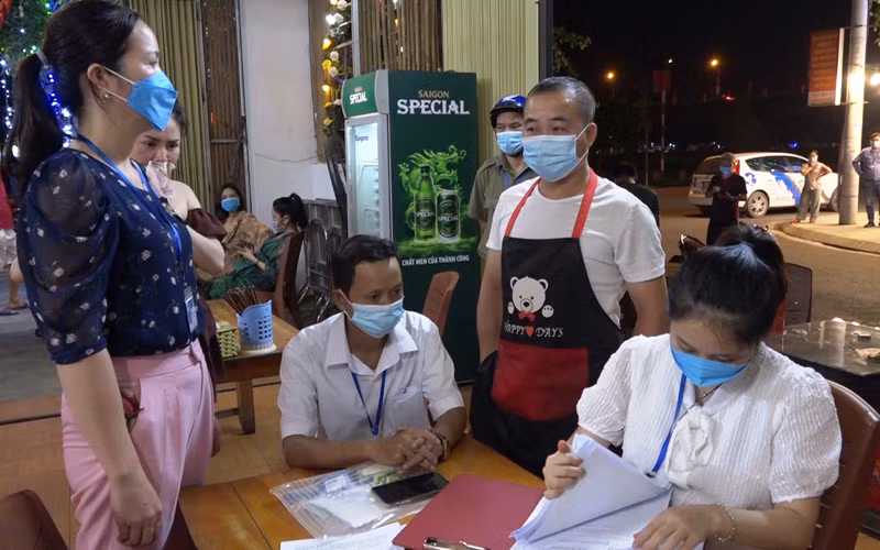 Lực lượng chức năng kiểm tra, xử lý quán bia, quán bán nước vi phạm qui định phòng, chống dịch Covid-19 ở phường Kim Tân, thành phố Lào Cai