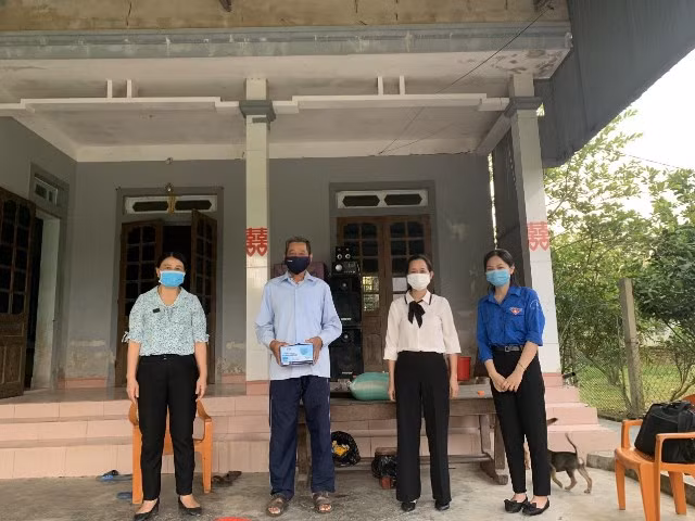 Giúp gia đình cách ly y tế thu hoạch mùa màng -0
