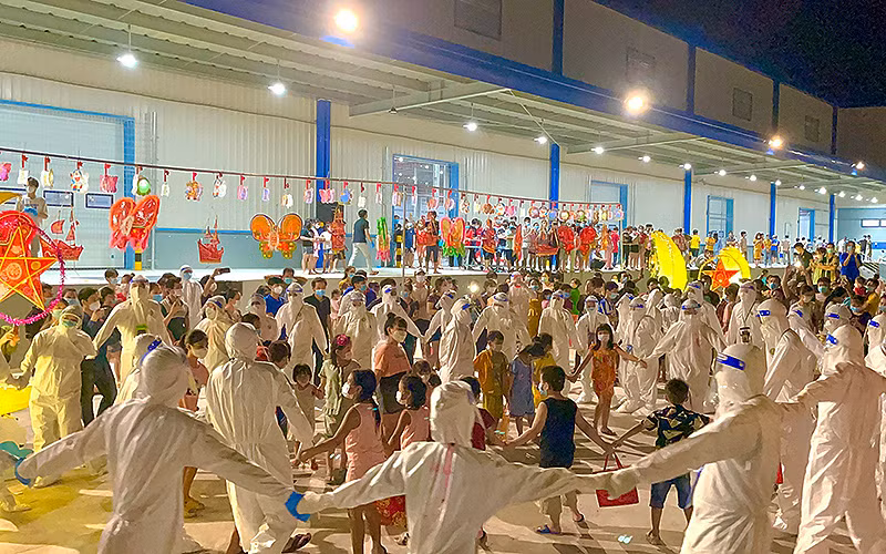 “Lồng đèn thắp sáng ước mơ” đã đến với nhiều thiếu nhi có hoàn cảnh khó khăn trên khắp cả nước.