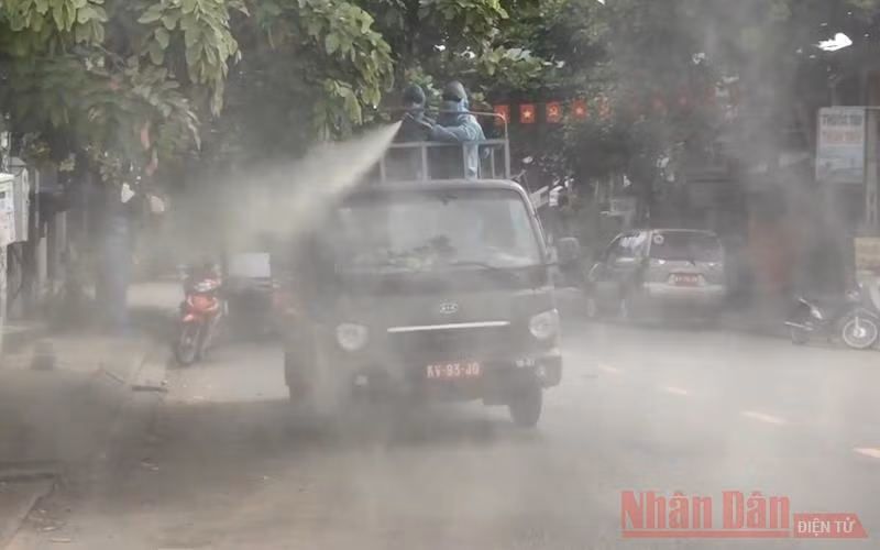 Lực lượng quân đội phun thuốc khử trùng khu dân cư Lưu Minh, thị trấn Hà Lam, huyện Thăng Bình, tỉnh Quảng Nam.
