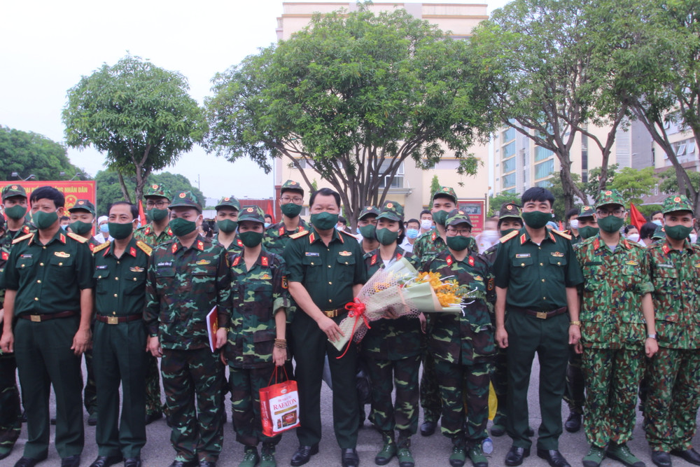 Nhiều cán bộ y tế tiếp tục xung phong vào phía nam chống dịch ảnh 2 Nhiều cán bộ y tế tiếp tục hỗ trợ các địa phương miền nam chống dịch -0