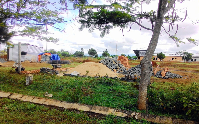 Một lô đất có dấu hiệu bán cho nhiều người tại thành phố Pleiku (Gia Lai). Ảnh: ÐÌNH VĂN 