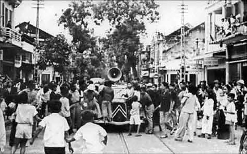 Xe loa phát lệnh Tổng khởi nghĩa Cách mạng Tháng Tám năm 1945 tại Hà Nội. Ảnh tư liệu 