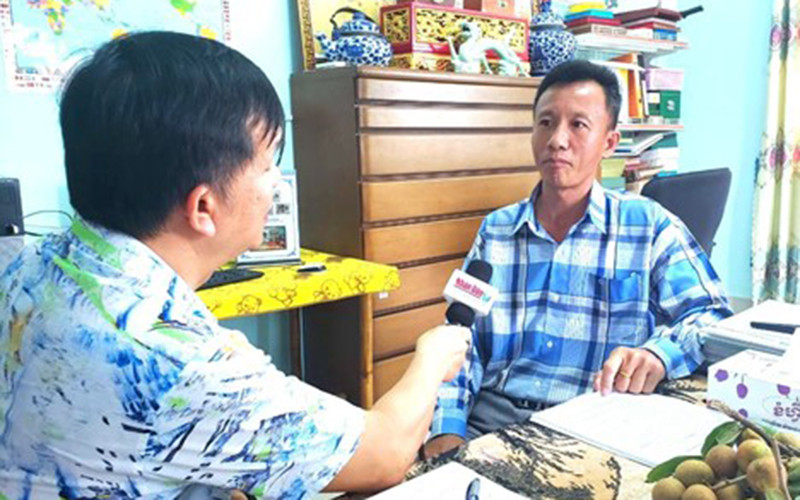 Tác giả của bộ tem Nguyễn Thành Châu chia sẻ với phóng viên Báo Nhân Dân. Phát hành tem kỷ niệm 55 năm thiết lập quan hệ ngoại giao Việt Nam-Campuchia -0