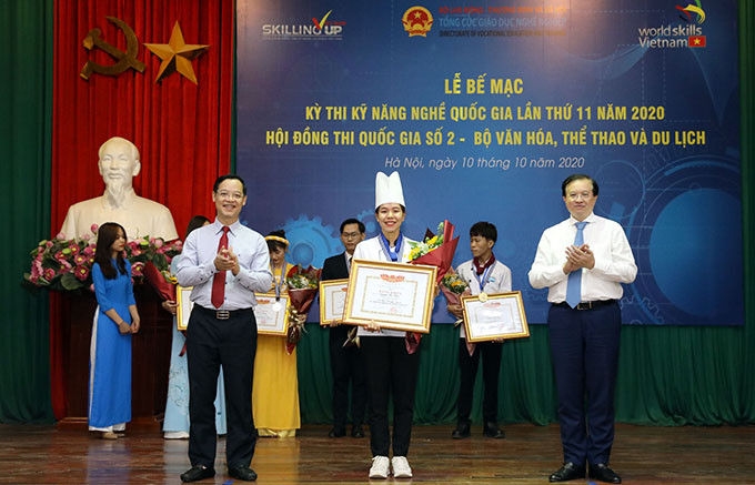 Trao thưởng cho các thí sinh đoạt giải Kỳ thi Kỹ năng nghề quốc gia năm 2020 (Ảnh: Anh Nguyễn). Giáo dục nghề nghiệp: Chín điểm nhấn của năm 2020 và giai đoạn 2016-2020 -0