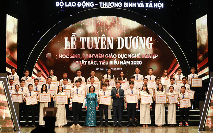 Tuyên dương 130 học sinh, sinh viên của các cơ sở giáo dục nghề nghiệp xuất sắc, tiêu biểu năm 2020 (Ảnh: Anh Nguyễn).