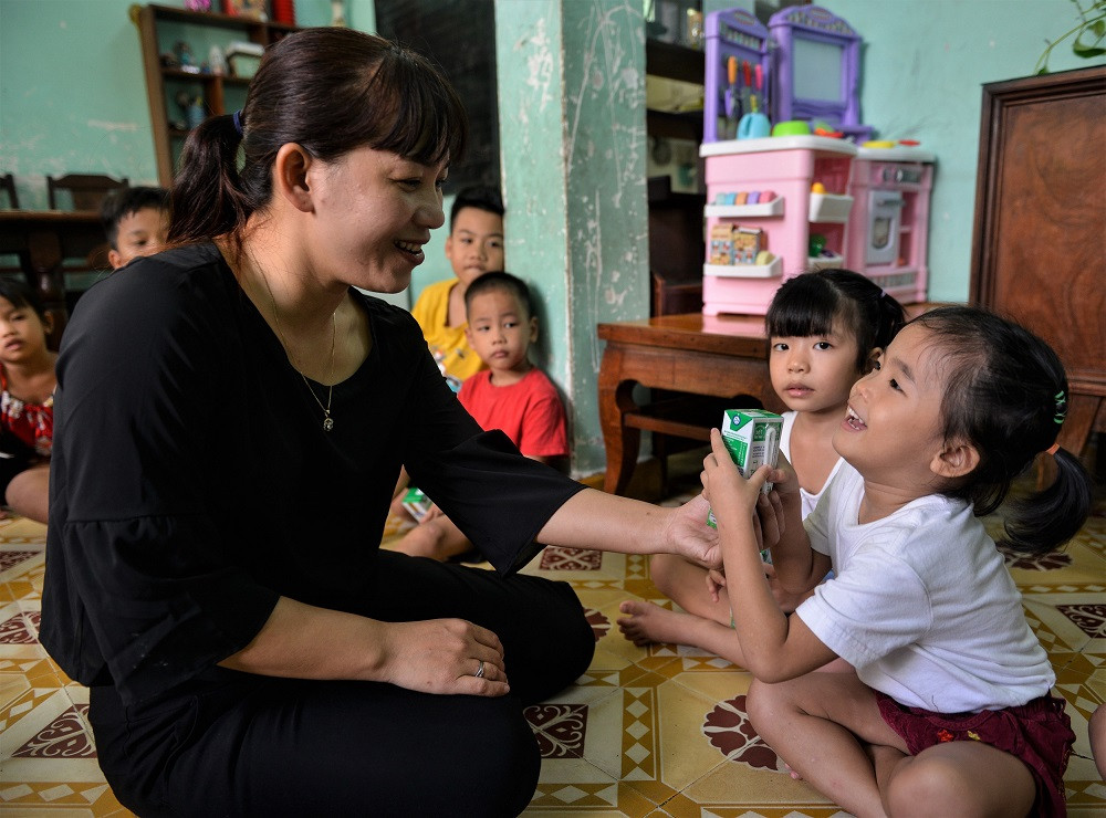 Chị Nguyễn Thị Ánh Thu, một trong những người mẹ nhân hậu ở Làng Thiếu niên Thủ Đức cho biết mỗi em nhỏ ở đây đều có hoàn cảnh, số phận và cuộc đời riêng, nhưng chung quy đều là những đứa trẻ bất hạnh khi vừa mới lọt lòng mẹ. “Các con rất ngoan nhưng luôn thiếu thốn tình thương và cả vật chất. Vì vậy, chúng tôi thật sự cảm ơn chương trình Quỹ sữa Vươn cao Việt Nam đã đến đây, san sẻ yêu thương với các con và mang đến cho các con những ly sữa ngọt ngào”, chị Thu tâm sự. Quỹ sữa vươn cao Việt Nam tiếp tục hành trình kết nối yêu thương tại TP Hồ Chí Minh -0