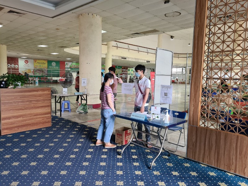 Người mua hàng đo thân nhiệt trước khi vào điểm mua hàng. Bộ Nông nghiệp và Phát triển nông thôn tổ chức điểm bán hàng bình ổn giá mùa dịch -0