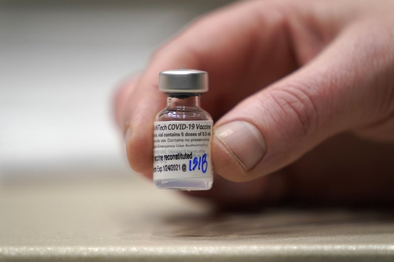 Pfizer cho biết vaccine ngừa Covid-19 của mình an toàn và bảo vệ mạnh mẽ ở trẻ em từ 12 đến 15 tuổi. Ảnh: AP.