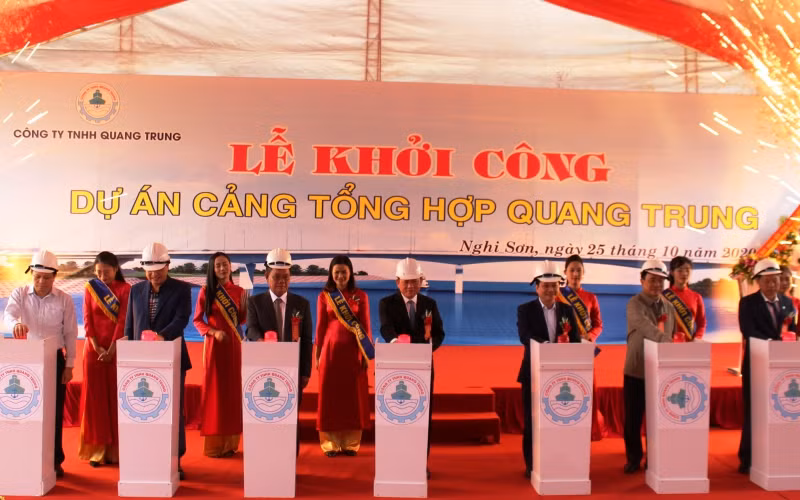 Các đại biểu bấm nút khởi công xây dựng cảng.