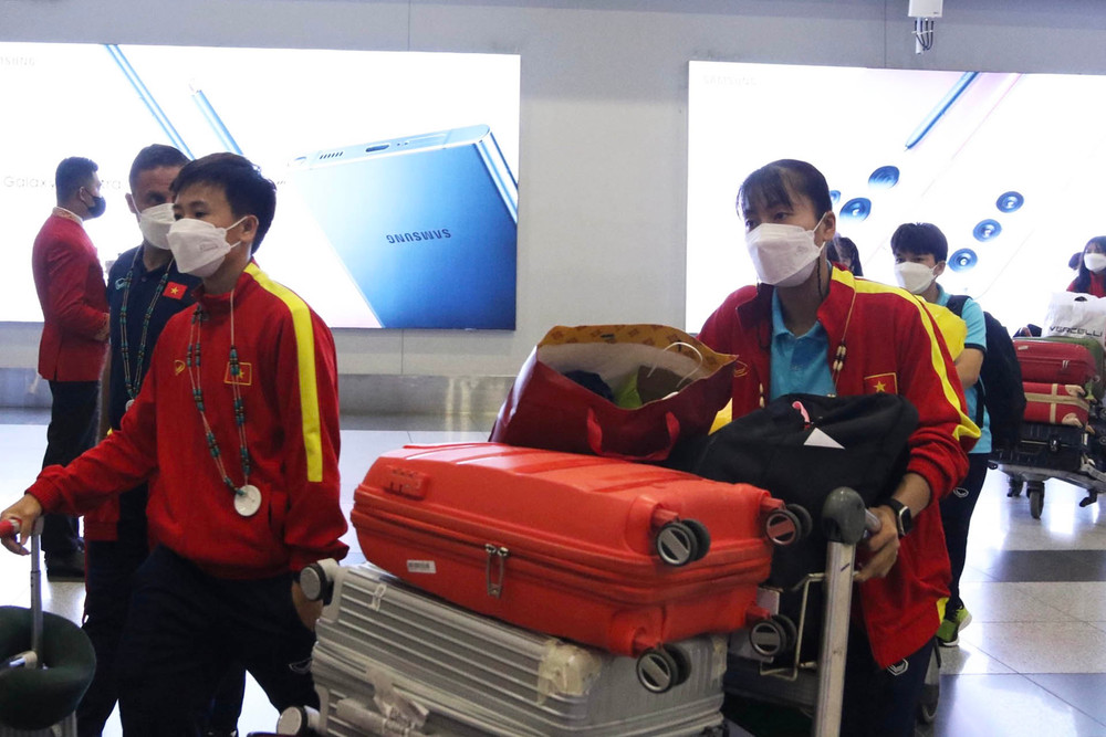 Hành trình di chuyển dài nên các cô gái có phần mệt mỏi. (Ảnh: VFF) Đội tuyển nữ Việt Nam tới Philippines, bắt đầu hành trình tại Giải vô địch Đông Nam Á -0