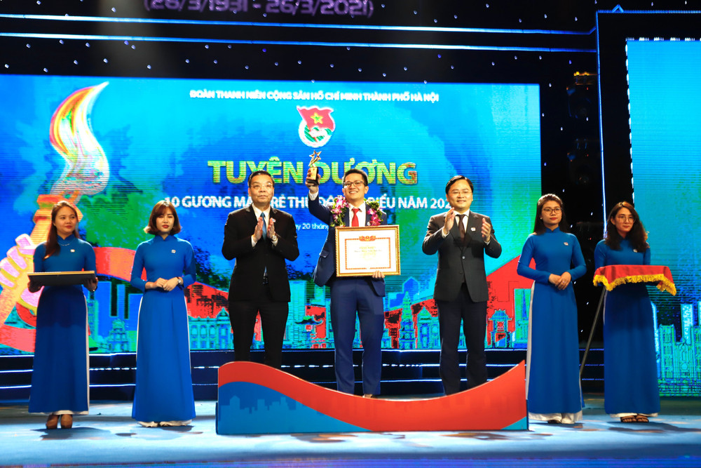 BS Trần Anh Đức vừa được vinh danh là một trong 10 gương mặt trẻ tiêu biểu của TP Hà Nội năm 2020. Hạnh phúc khi “ươm mầm cuộc sống” -0