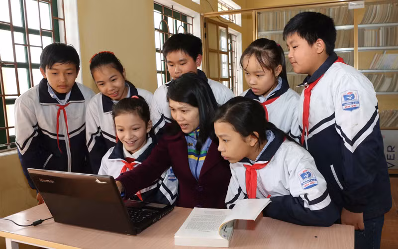 Cô giáo Mai Thị Bích Nguyện, Hiệu trưởng Trường Tiểu học và Trung học cơ sở An Vũ (Quỳnh Phụ, tỉnh Thái Bình) hướng dẫn học sinh truy cập phần mềm giáo dục do cô và đồng nghiệp nghiên cứu.