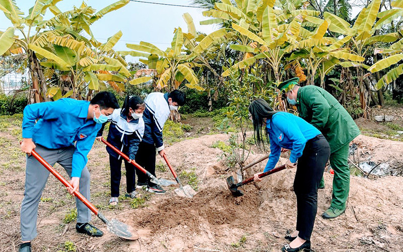 Tổ chức trồng cây xanh trong khuôn viên của đồn biên phòng Vinh Quang. Thành đoàn Hải Phòng tổ chức chương trình “Tháng Ba biên giới” -0