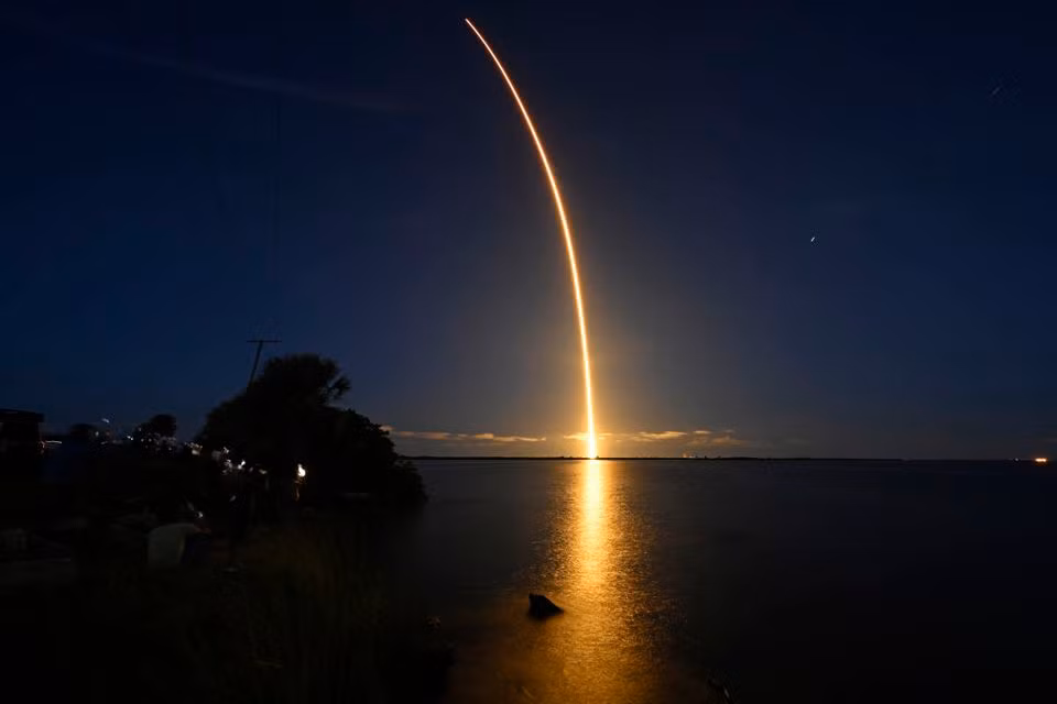 SpaceX phóng phi hành đoàn dân sự đầu tiên lên quỹ đạo -0