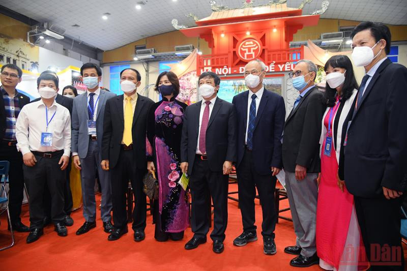 Các đại biểu tham quan hội chợ sau lễ khai mạc (Ảnh: Thành Đạt) VITM 2022: Cơ hội để du lịch có bứt phá mới, đẳng cấp mới -0
