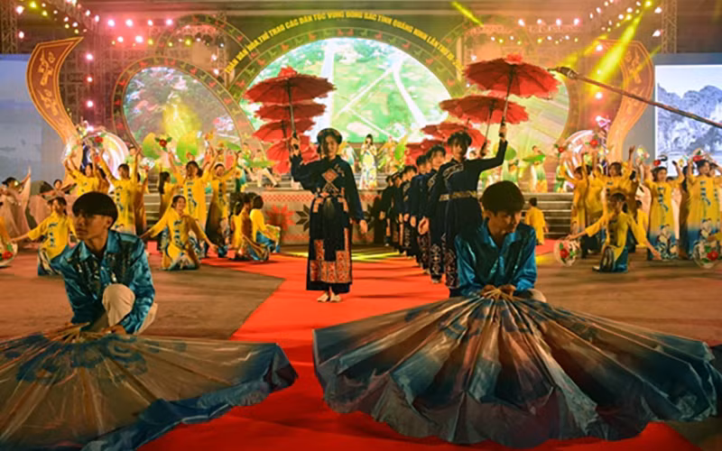 Tiết mục khai mạc Tuần Văn hóa, Thể thao các dân tộc vùng đông bắc tỉnh Quảng Ninh. Ảnh: HOÀI PHƯƠNG
