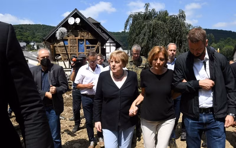 Thủ tướng Đức Angela Merkel có mặt tại làng Schuld. (Ảnh: Reuters)