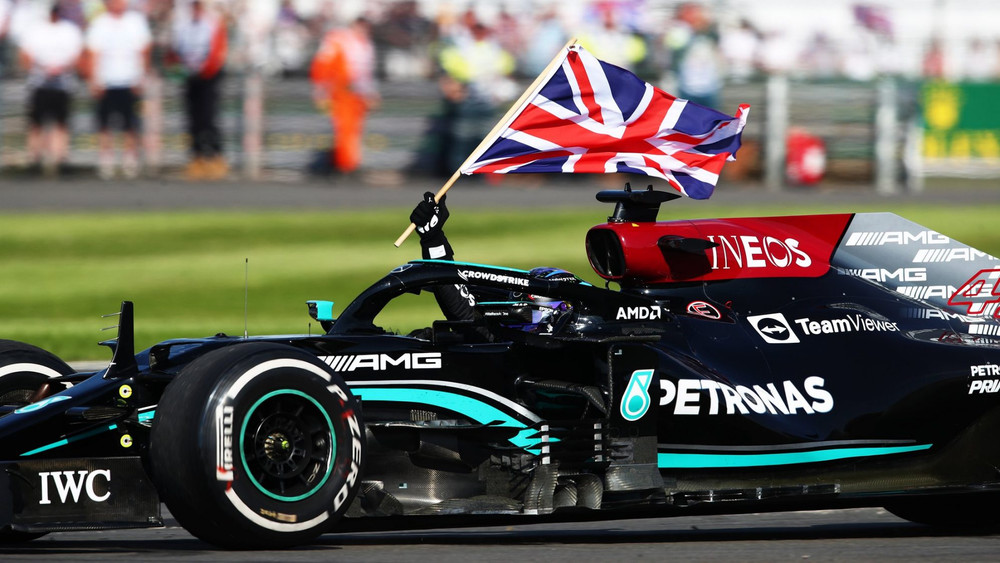 Hamilton cùng quốc kỳ Anh bay cao tại đường đua SilverStone. Hamilton chiến thắng trên sân nhà Silverstone -0