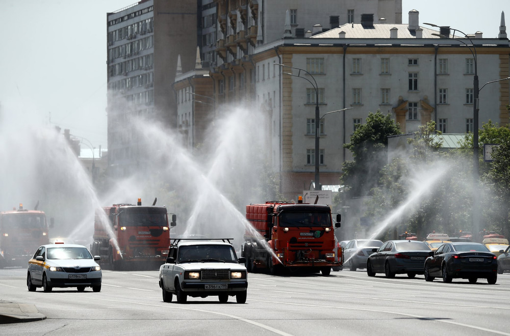 Xe phun nước trên đường Sadovoye Koltso, tại Moscow, Nga. (Ảnh: TASS) Climate crisis -0