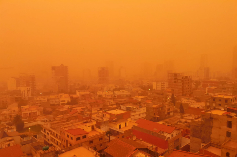 Thành phố cảng Oran, Algeria chìm trong bão cát. (Ảnh: Getty Imges) Climate crisis -0