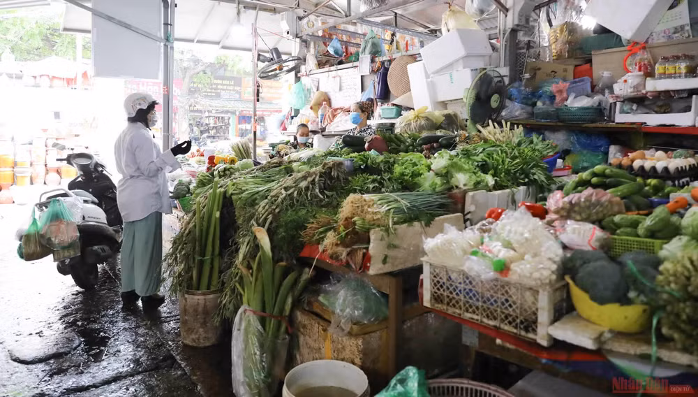 Hà Nội: Hàng hóa siêu thị dồi dào, chợ dân sinh không thiếu hàng tươi sống -0