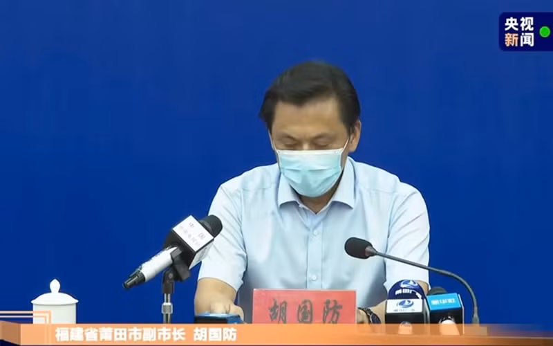 Phó Thị trưởng thành phố Phủ Điền họp báo về tình hình Covid-19 tại địa bàn chiều 12/9. (Ảnh chụp màn hình CCTV)