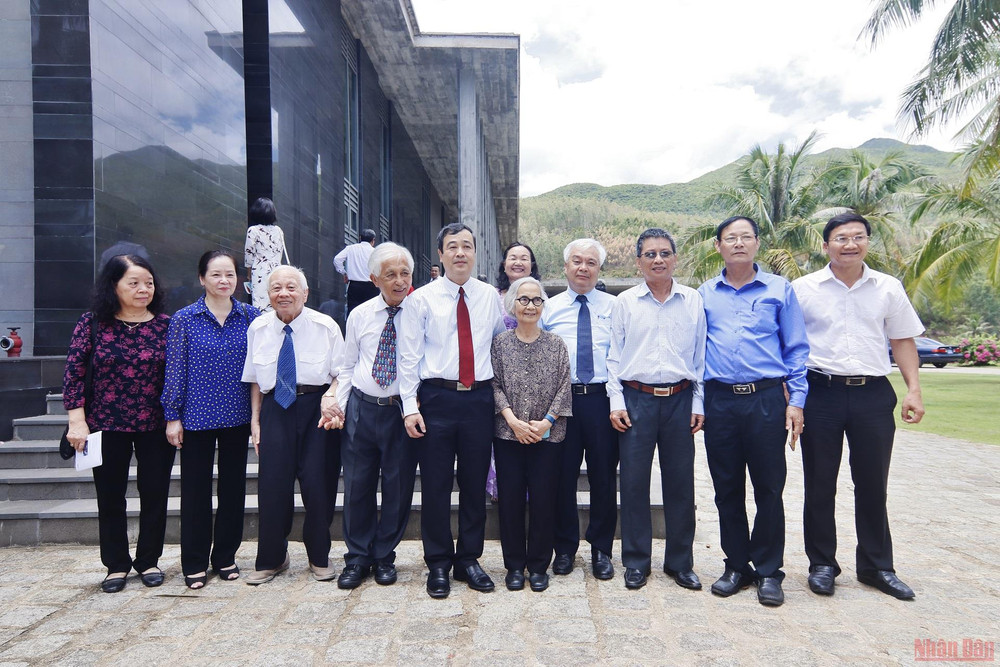 Giáo sư, Viện sĩ Nguyễn Văn Hiệu, vợ chồng GS Trần Thanh Vân và các nhà khoa học tại lễ kỷ niệm 10 năm Hội Gặp gỡ Việt Nam tại Bình Định. (Ảnh: ICISE) GS Trần Thanh Vân: