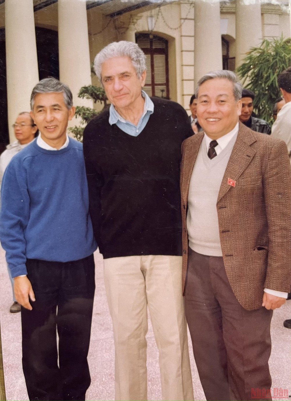 GS Nguyễn Văn Hiệu, GS Trần Thanh Vân và GS Jack Steinberger, người từng đoạt giải vật lý Nobel năm 1988, tại Hội nghị Gặp gỡ Việt Nam lần đầu tiên năm 1993. (Ảnh: GS Trần Thanh Vân cung cấp) GS Trần Thanh Vân: