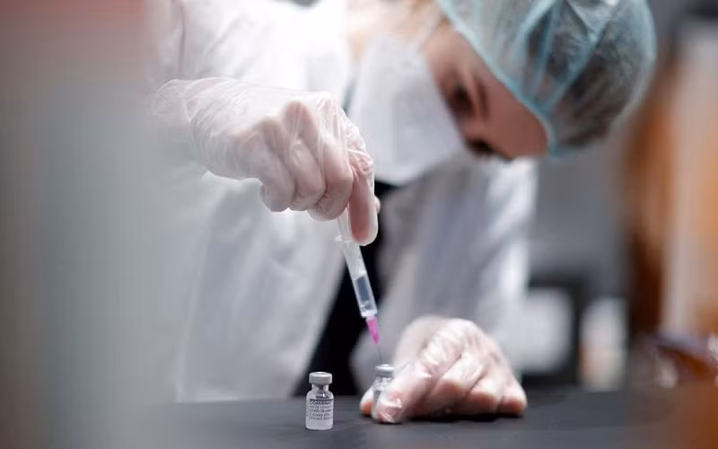 Chuẩn bị các liều tiêm vaccine phòng Covid-19 của Pfizer-BioNTech tại 1 trung tâm tiêm chủng ở Berlin, Đức, ngày 19/1/2022. (Ảnh: REUTERS)