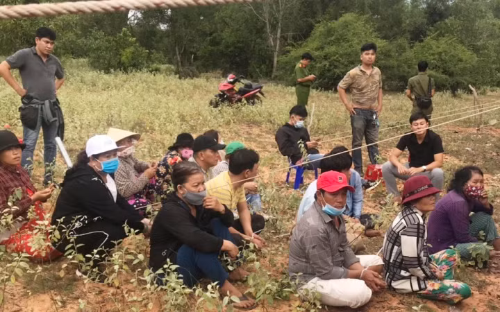 Các đối tượng tham gia đánh bạc trong rừng tràm.