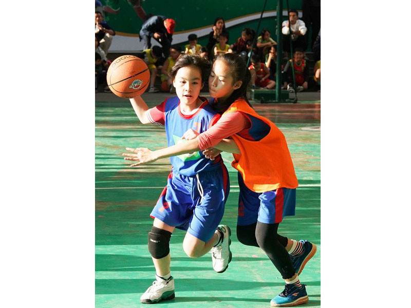 Đội Trường tiểu học Vinschool (bên trái) vô địch nữ. Giải bóng rổ học sinh tiểu học Hà Nội lần thứ XIV - Cúp Nestlé Milo 2020 -0